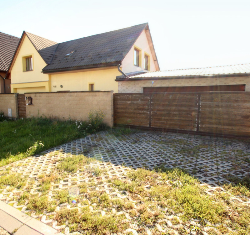 NA PREDAJ: Priestranný dvojgeneračný rodinný dom - Valaliky