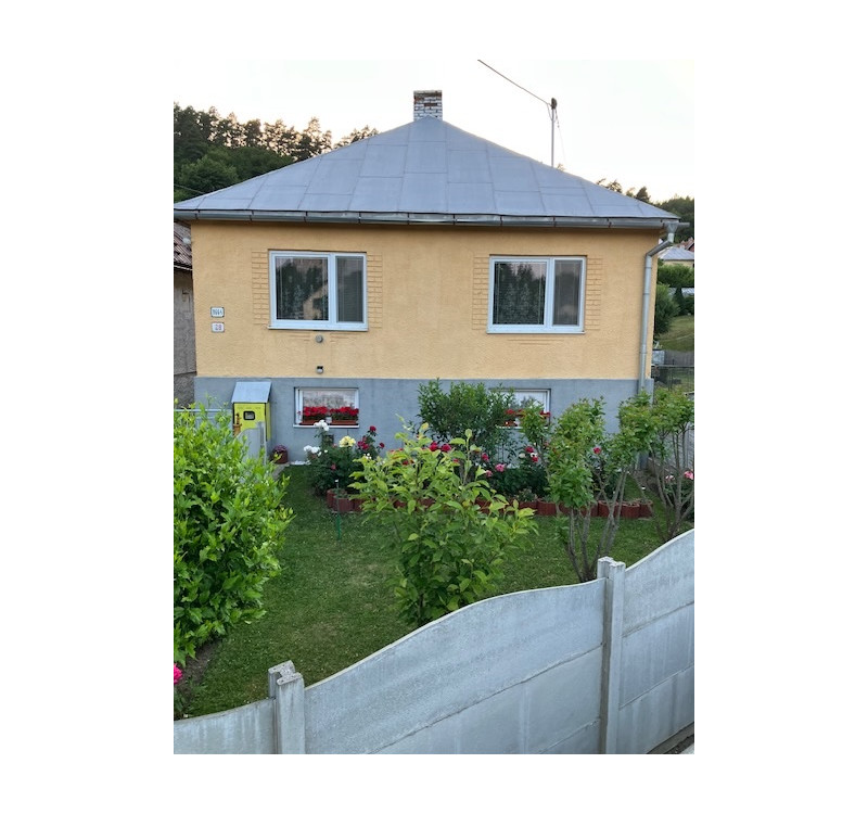 Mega realitná kancelária ponúka na predaj dom v Snine na Jesenského ulici