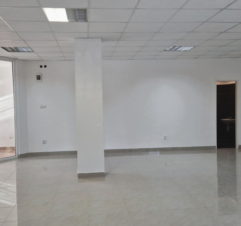 PRENÁJOM obchodného priestoru v centre Humenného (74 m2)
