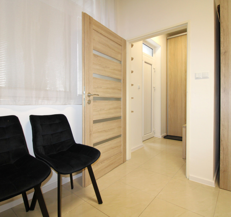 NA PRENÁJOM VEĽKÝ 1-IZBOVÝ BYT S VLASTNÝM PARKOVANÍM HUMENNÉ