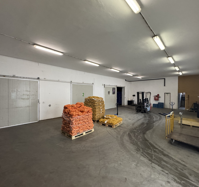 NA PREDAJ: OBJEKT VHODNÝ NA PODNIKANIE-SKLADOVANIE A SLUŽBY