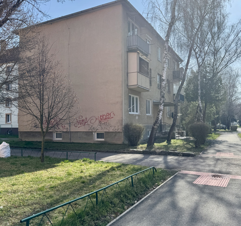 Na predaj 2 izbový byt s balkónom blízko centra mesta Humenné