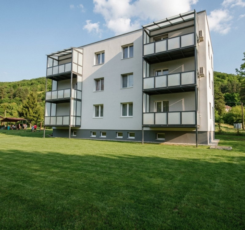 Na predaj - 3izbový byt s pozemkom a garážou v meste Humenné