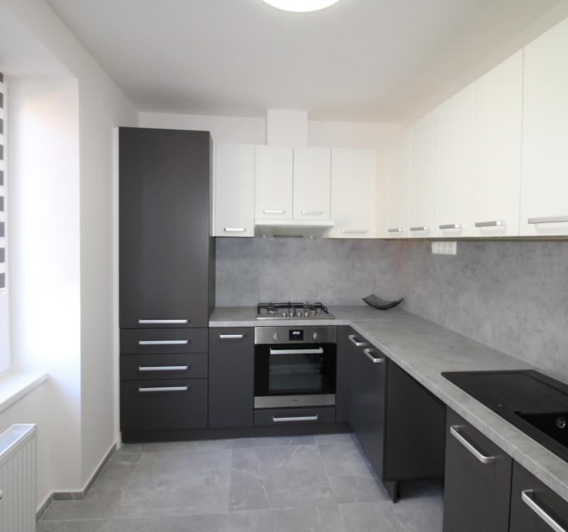 NA PREDAJ - 2 iz. byt, prerobený s balkónom blízko centra mesta Humenné