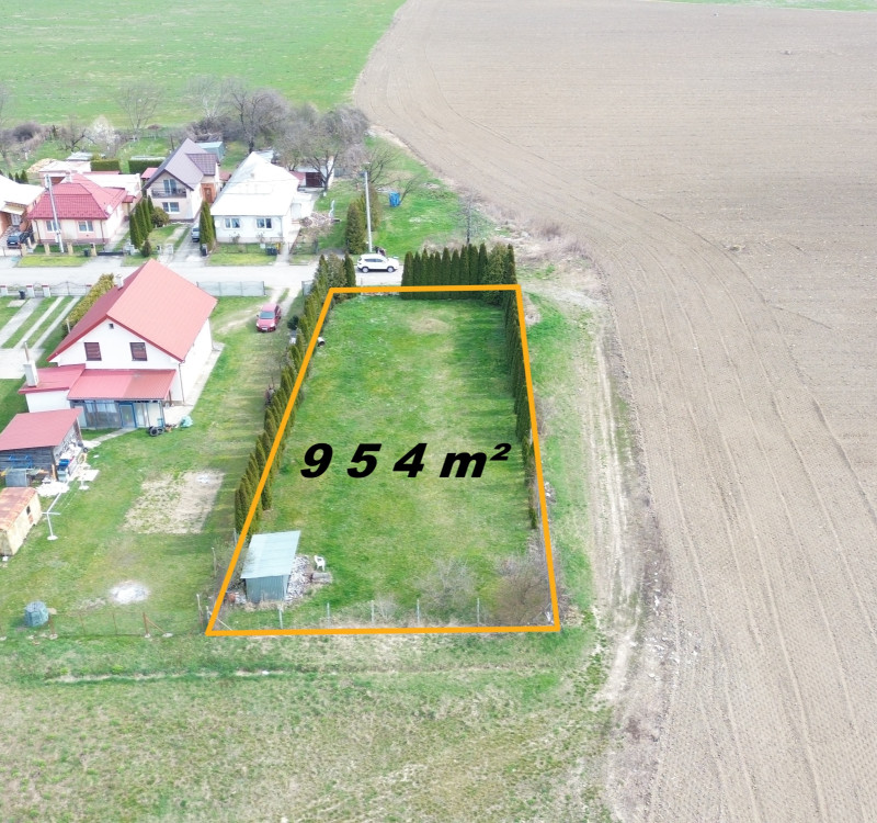NA PREDAJ ROVINATÝ STAVEBNÝ POZEMOK V MESTE STRÁŽSKE 954 m²