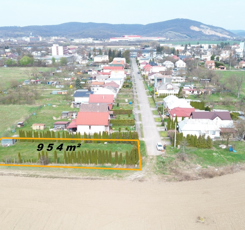 NA PREDAJ ROVINATÝ STAVEBNÝ POZEMOK V MESTE STRÁŽSKE 954 m²