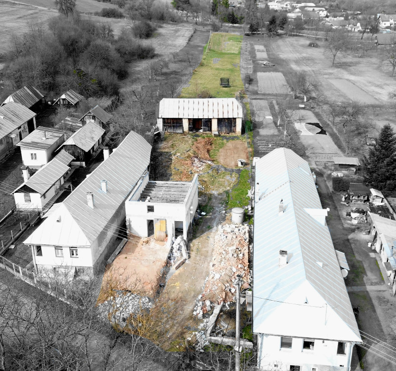 NA PREDAJ EXKLUZÍVNE: Rozostavaná stavba s kráľovským pozemkom a bonusovou stodolou - Zbojné