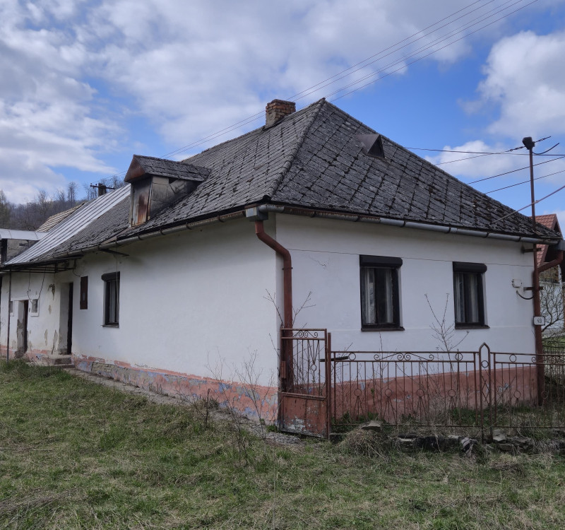 NA PREDAJ - Starší dom s veľkým pozemok v obci Čabiny