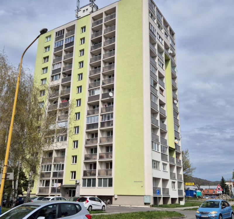 PREDAJ 1-IZBOVÉHO BYTU (40 m2) s dvomi balkónmi HUMENNÉ