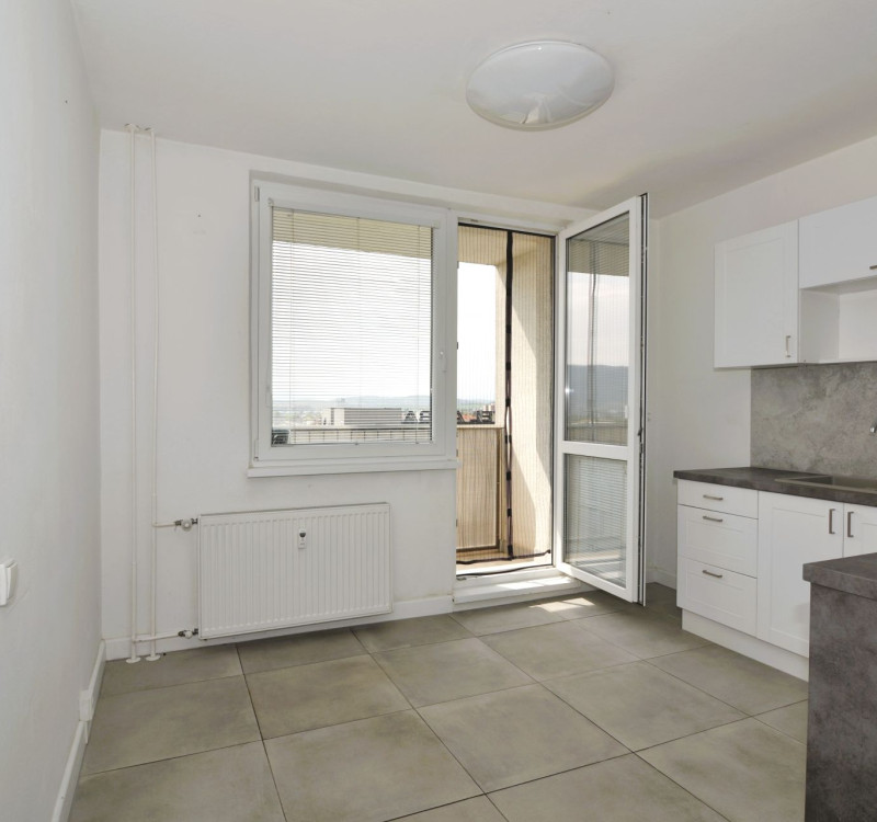 PRENÁJOM 1-IZBOVÉHO BYTU (40 m2) s dvomi balkónmi HUMENNÉ
