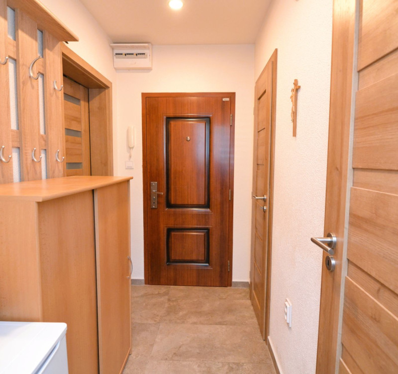 NOVÁ CENA-PREDAJ ZREKONŠTRUOVANÉHO 2-IZBOVÉHO BYTU (50 m2) S LODŽIOU HUMENNÉ