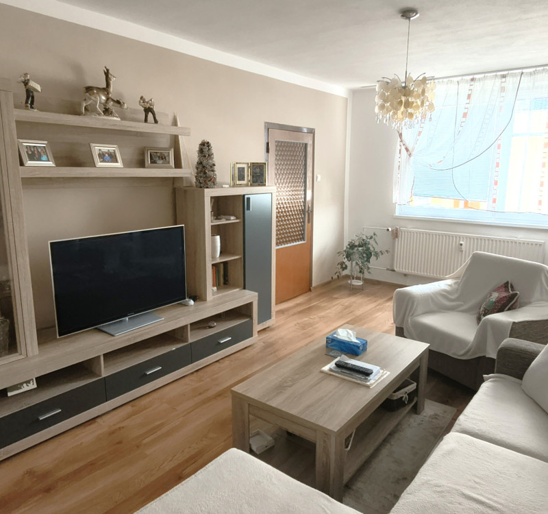 NA PREDAJ VEĽKOMETRÁŽNY 4-IZBOVÝ BYT 88 m² S LOGGIOU HUMENNÉ