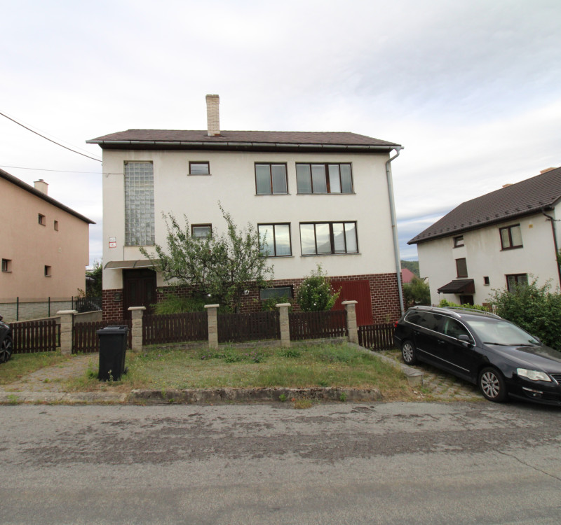 Na predaj - priestranný rodinný dom v Snine na pozemku 729 m²