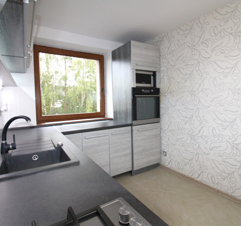 NA PREDAJ – 2 IZBOVÝ BYT S BALKÓNOM, SÍDLISKO 1 HUMENNÉ